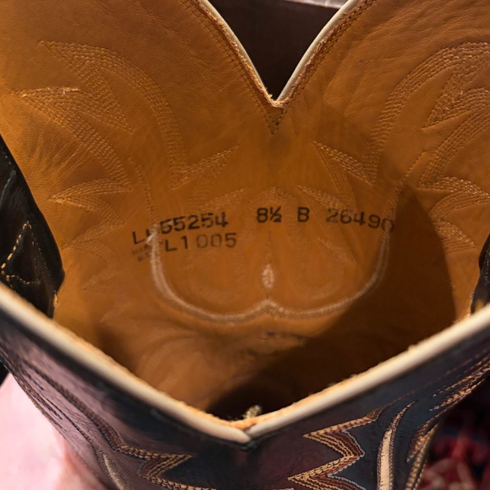 Lucchese women's cowboy boots these are size 8.5 B

Great condition - Picture 9 of 13